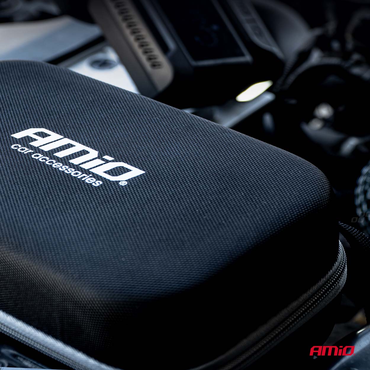 Amio - Φορητός Εκκινητής Μπαταρίας (Jump Starter) 4 σε 1 με ενσωματωμένο Κομπρεσέρ Αέρα, Powerbank και Φακό LED τάση λειτουργίας 12V με χωρητικότητα 12Ah και μέγιστο ρεύμα εκκίνησης 1600A για Επιβατικά Αυτοκίνητα - 1 τεμ. (04677/AM) Amio - Φορητός Εκκινητής Μπαταρίας (Jump Starter) 4 σε 1 με ενσωματωμένο Κομπρεσέρ Αέρα, Powerbank και Φακό LED τάση λειτουργίας 12V με χωρητικότητα 12Ah και μέγιστο ρεύμα εκκίνησης 1600A για Επιβατικά Αυτοκίνητα - 1 τεμ. (04677/AM)